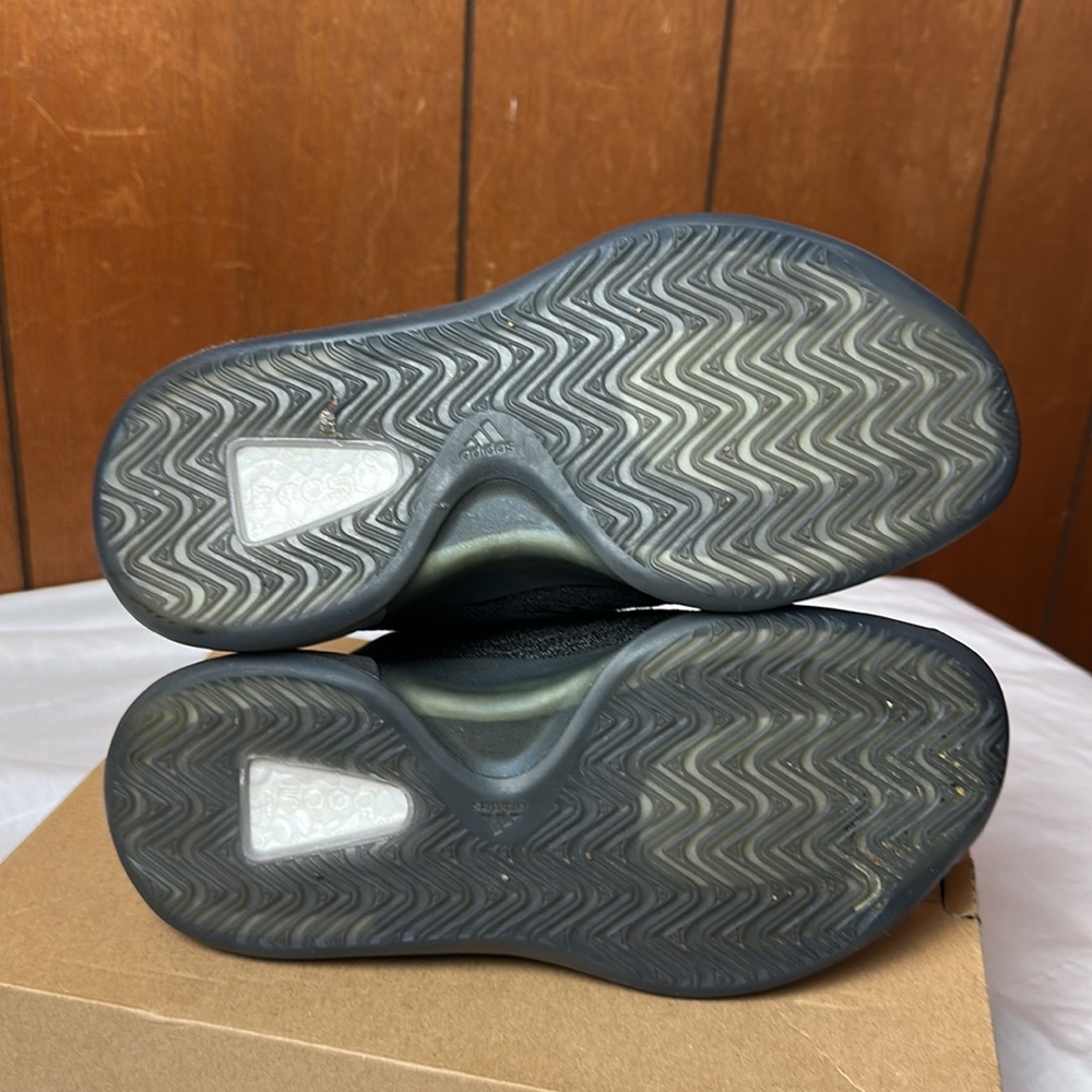 Yeezy Qntm Shoes View 4